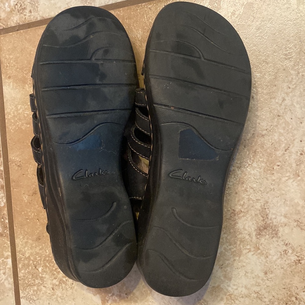 Women’s black size 8.5 Clarks sandals - Picture 3 of 4